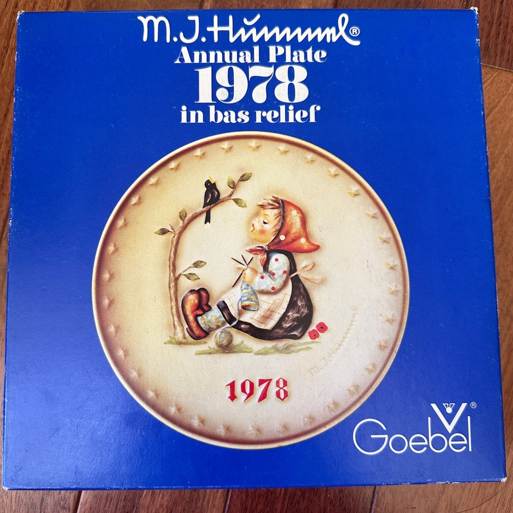 M.J. Hummel Annual Plate 1978 Happy Pastime Goebel Bas Relief Original Box COA